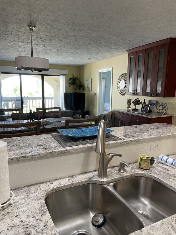 Fridge, microwave, oven, stovetop - A secluded beach in the heart of Grand Strand? Believe it! (Myrtle Beach)