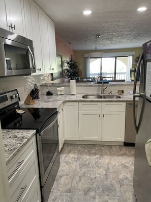 Fridge, microwave, oven, stovetop - A secluded beach in the heart of Grand Strand? Believe it! (Myrtle Beach)