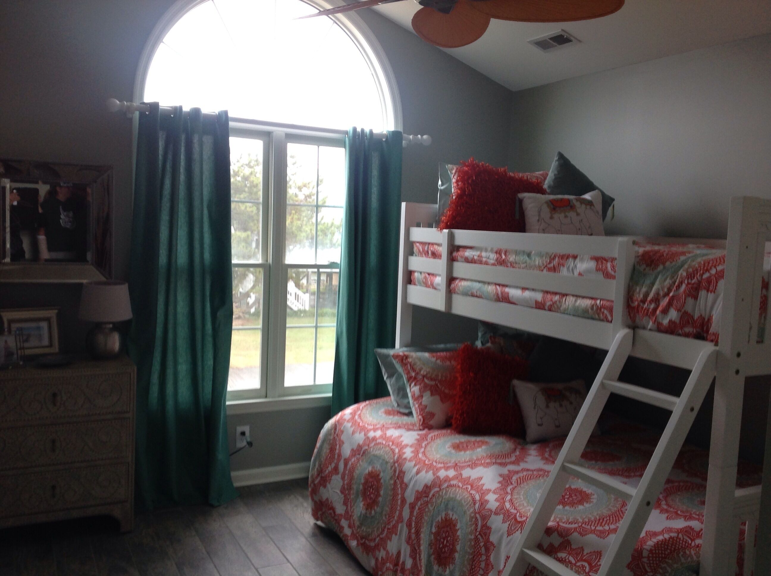 Beach-2 minute walk. On Waterway. Private Dock.
“Bring the Boat”