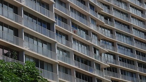 A high-rise hotel with multiple balconies and a clear blue sky. - Affordable Luxury, Gorgeous One Bedroom Condo, Amazing Views and Great WiFi (Waianae)