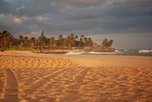 Beach nearby, sun-loungers, beach towels