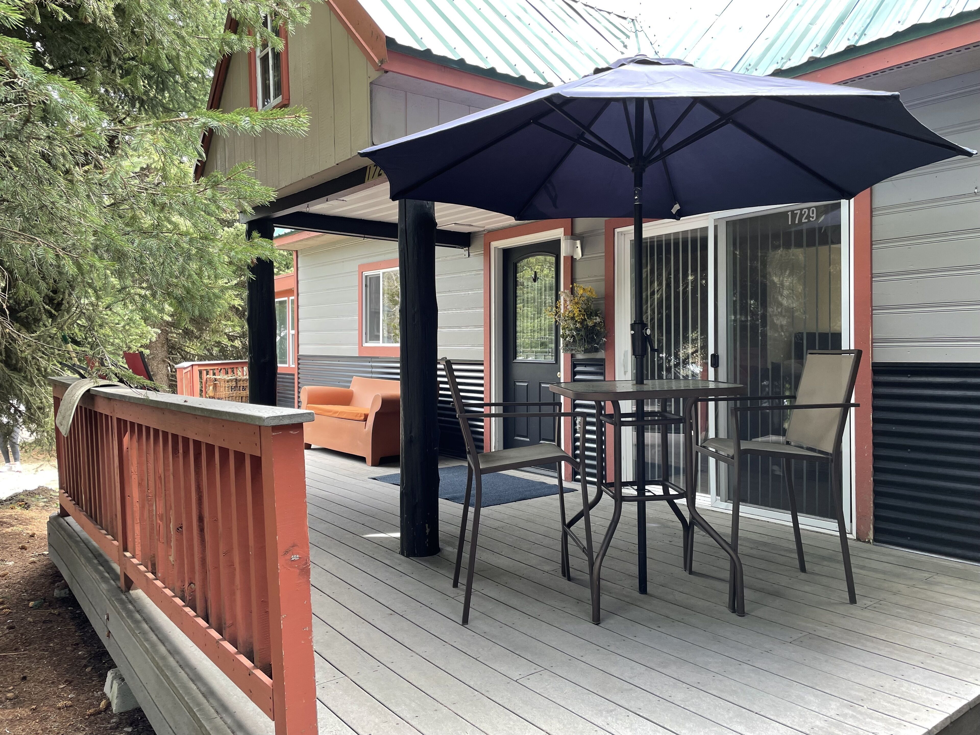 Updated Cabin, Where Trees Reach the Stars, Spa, Big Yard, Tasteful Furnishings