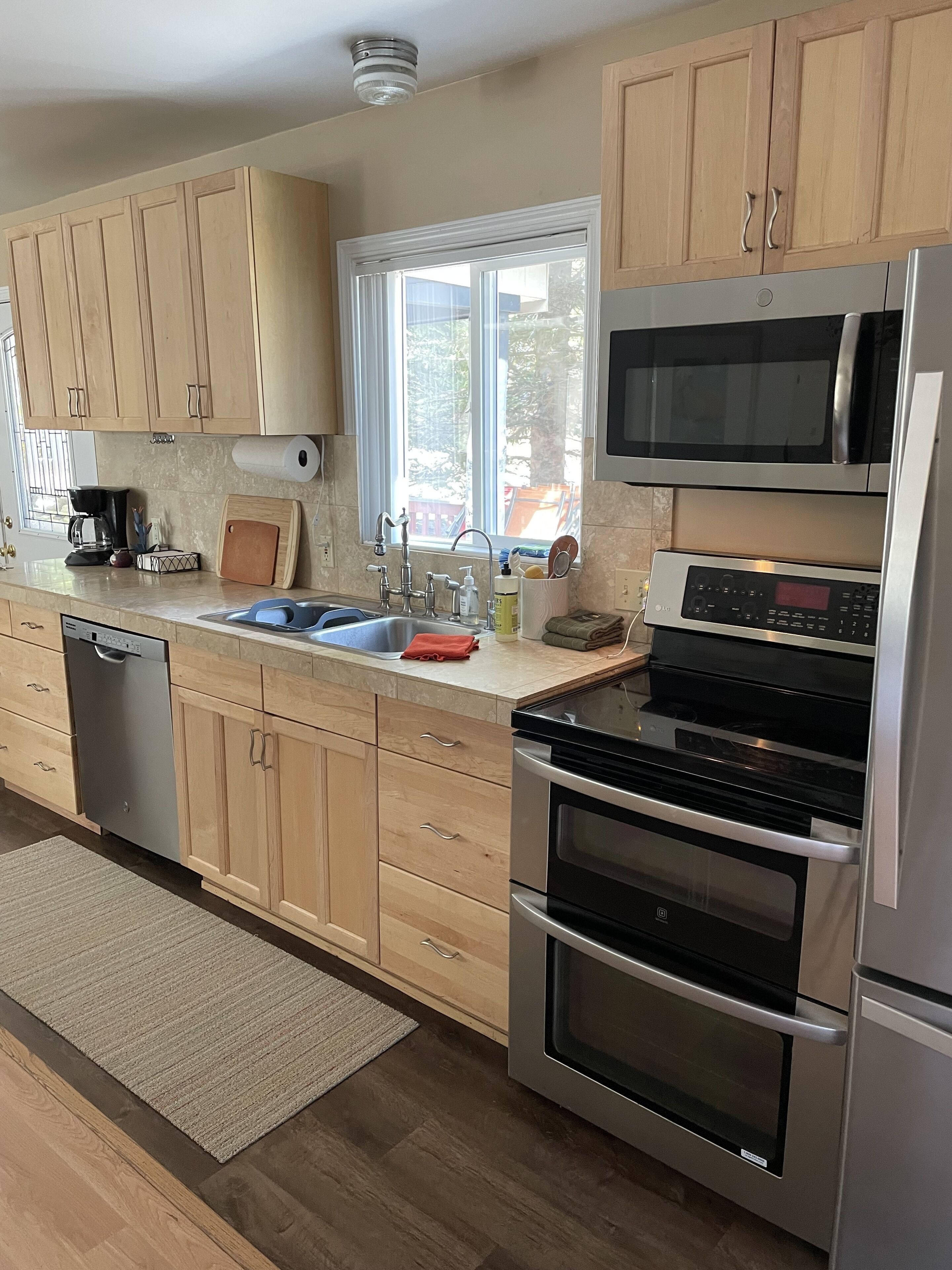 Updated Cabin, Where Trees Reach the Stars, Spa, Big Yard, Tasteful Furnishings