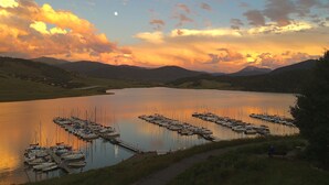 A marina with boats docked, surrounded by hills and a clear sky. - Lake Dillon Condominium with Beautiful Lake & Mountain Views. Sleeps 4. (Dillon)