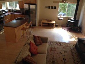 TV connectée, cheminée, lecteur de DVD, baby-foot