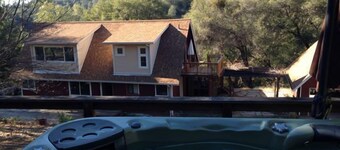 Charmerende Creekside Country Home