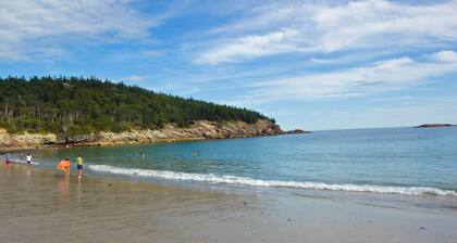 ¡Moderna casa del lago en una cala apartada en Long Pond, Mount Desert Island!