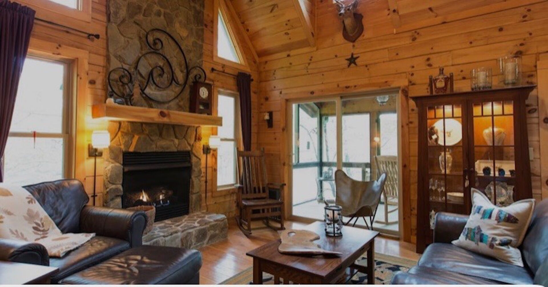 Beautiful Lakefront Log Cabin with Panoramic View. Near all Local Attractions!