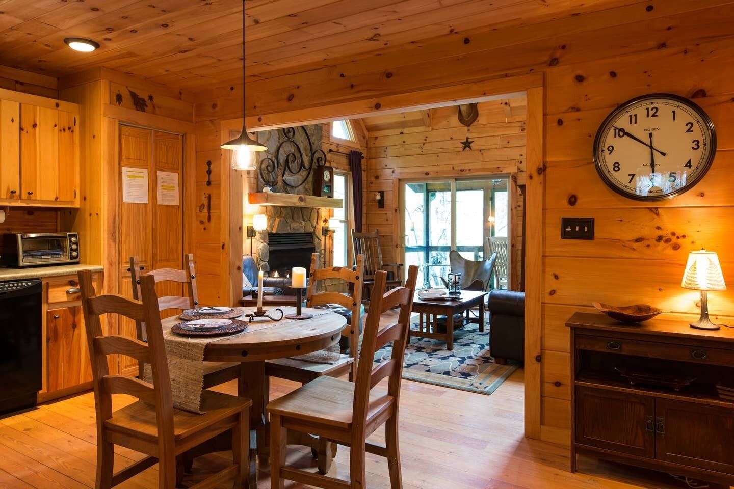 Beautiful Lakefront Log Cabin with Panoramic View. Near all Local Attractions!