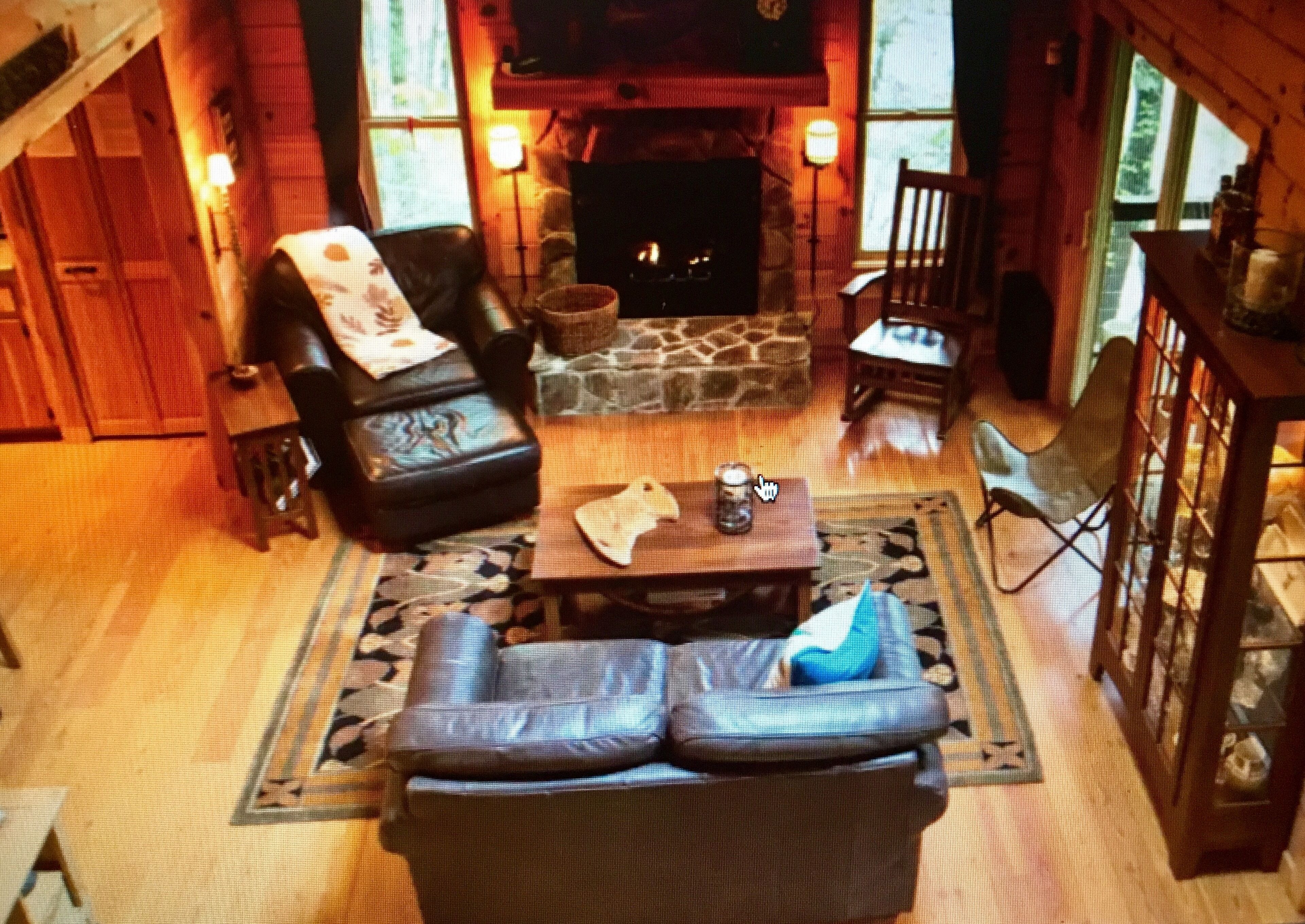 Beautiful Lakefront Log Cabin with Panoramic View. Near all Local Attractions!