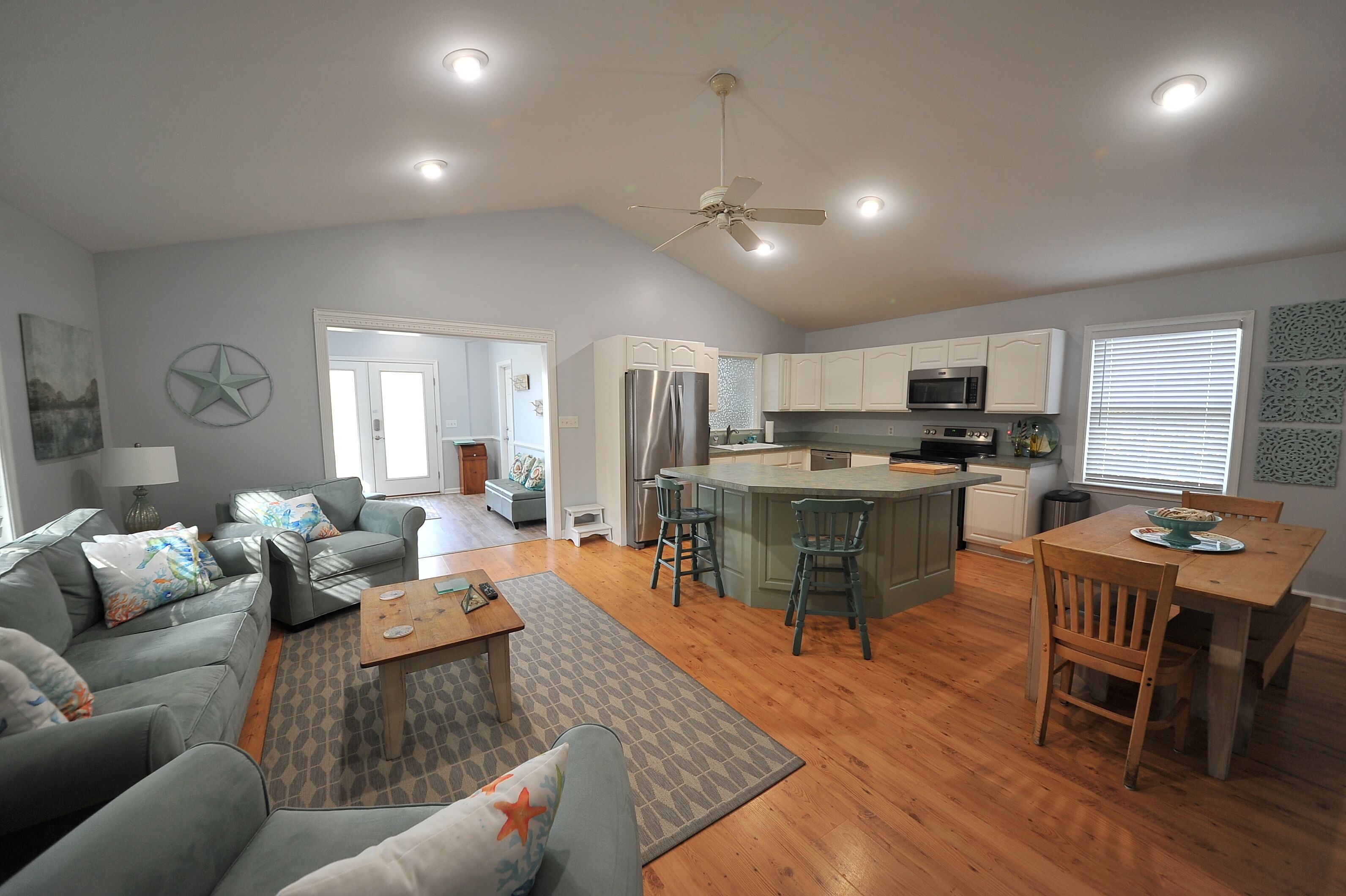 Peaceful getaway convenient to local amenities including beach, boating & food