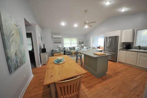 Peaceful getaway convenient to local amenities including beach, boating & food