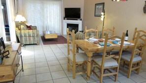 Dining - Townhome: Mountain View at Tucson National, Well-Priced Value (Tucson)