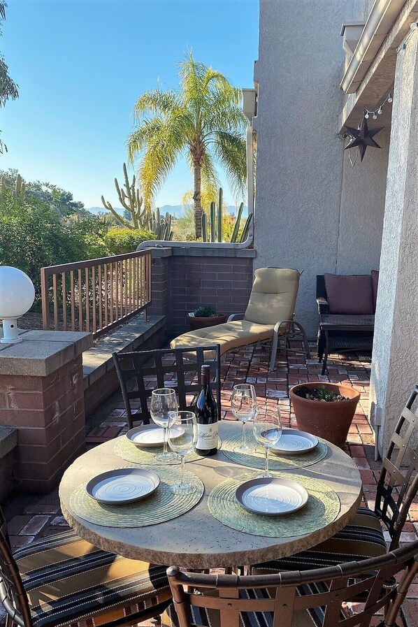 Outdoor dining - Townhome: Mountain View at Tucson National, Well-Priced Value (Tucson)