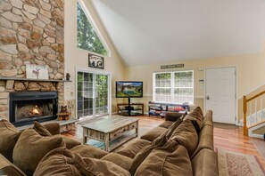 TV connectée, cheminée, jeux vidéo, lecteur de DVD