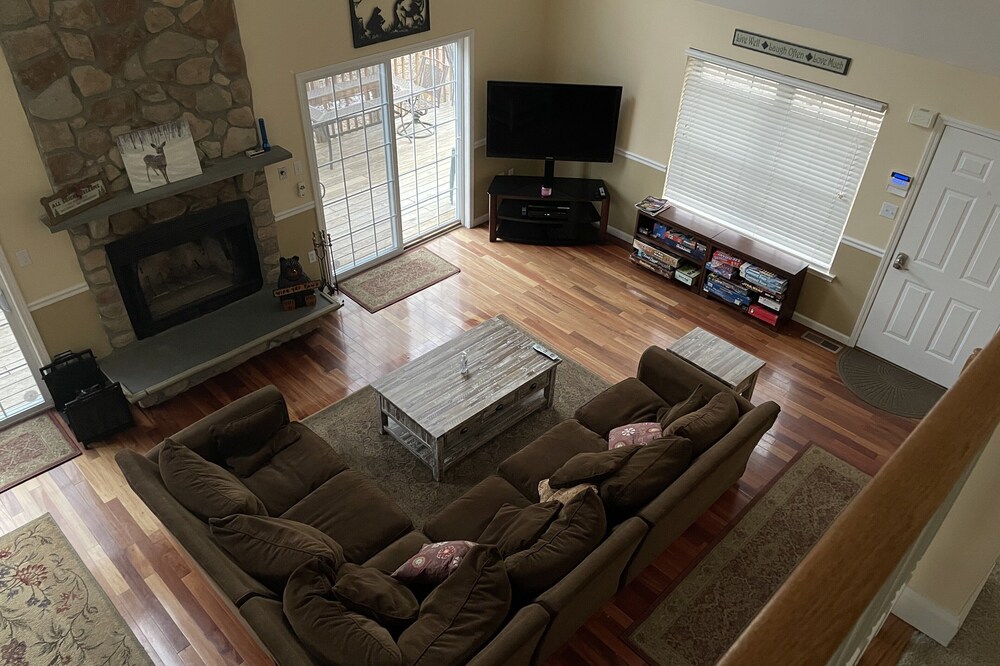 Luxury 4BR Chalet-5 Mins. to Pool/Lake/Ski-Game Room in Basement