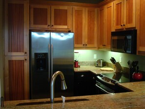 Fridge, microwave, oven, stovetop - Luxury 3 BR Townhome on Chatuge! Covered Dock, Kayaks, Canoe, P Boards included! (Hiawassee)