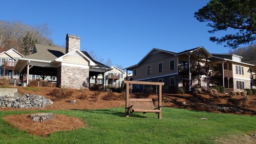 Luxury 3 BR Townhome on Chatuge! Covered Dock, Kayaks, Canoe, P Boards included!