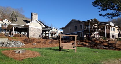 Luxury 3 BR Townhome on Chatuge! Covered Dock, Kayaks, Canoe, P Boards included!