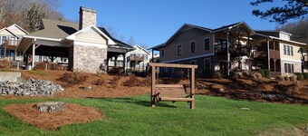 Luxury 3 BR Townhome on Chatuge! Covered Dock, Kayaks, Canoe, P Boards included!