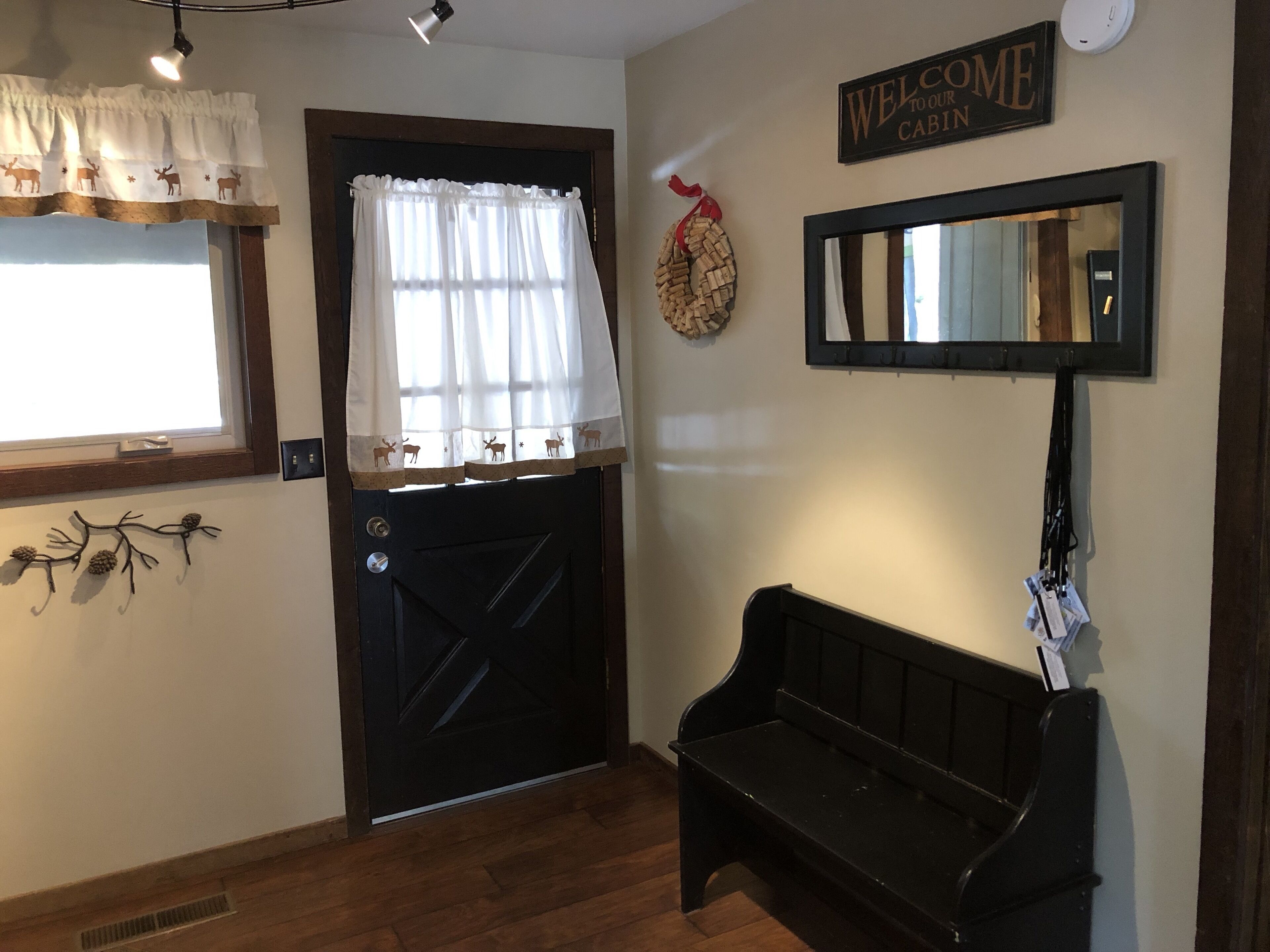 Beautiful Remodeled Cabin, A/C, Wood Stove, SHARC Passes, Great Central Location