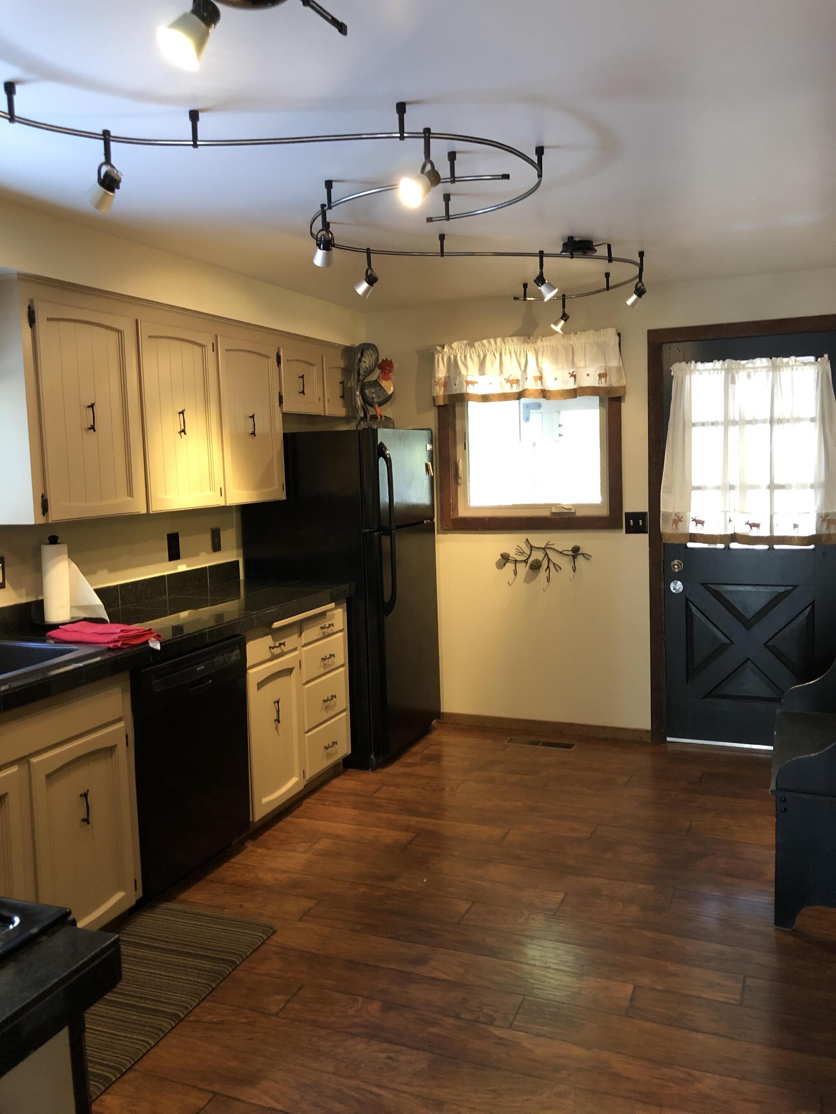 Beautiful Remodeled Cabin, A/C, Wood Stove, SHARC Passes, Great Central Location