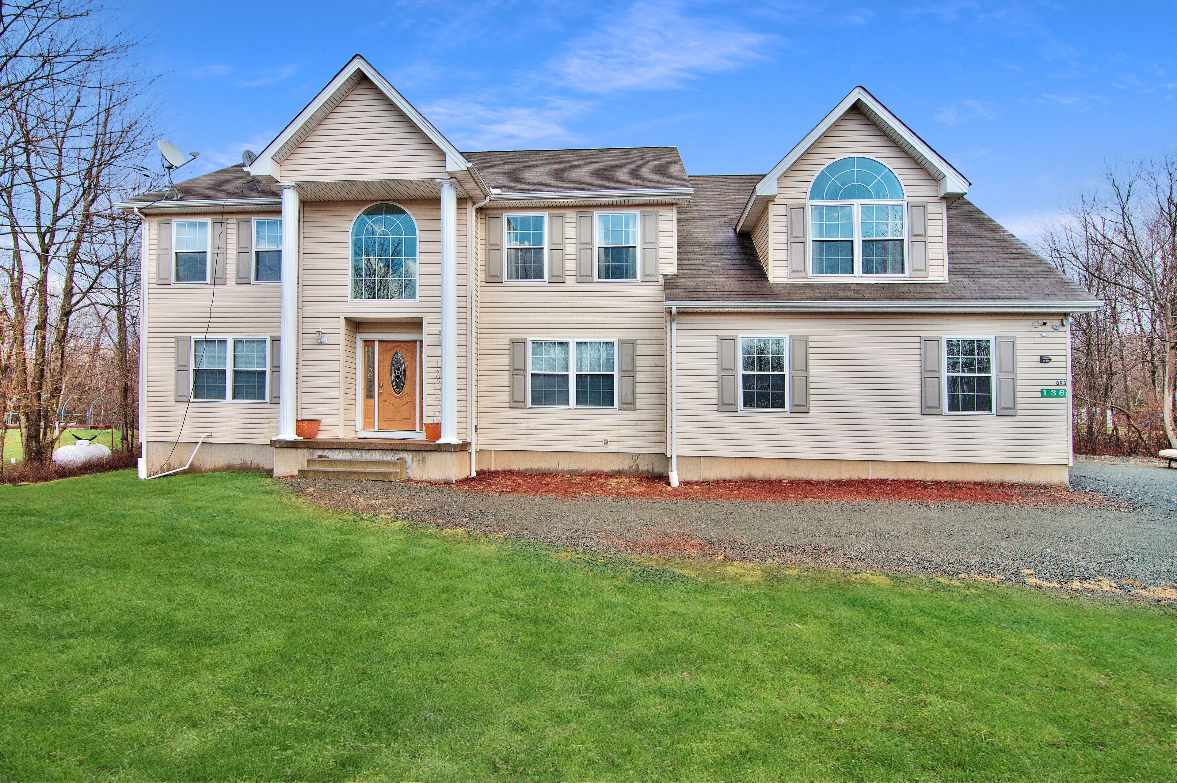 New Centrally Located Large House, Central,  Jacuzzi, Pool, BBQ, Skiing