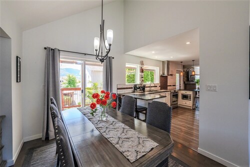 Hot Tub, POOL, near KVR, downtown and lake ,spacious house