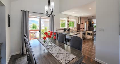Hot Tub, POOL, near KVR, downtown and lake ,spacious house