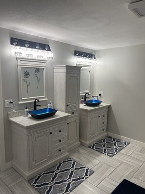 Ensemble douche/baignoire, serviettes fournies, papier toilette