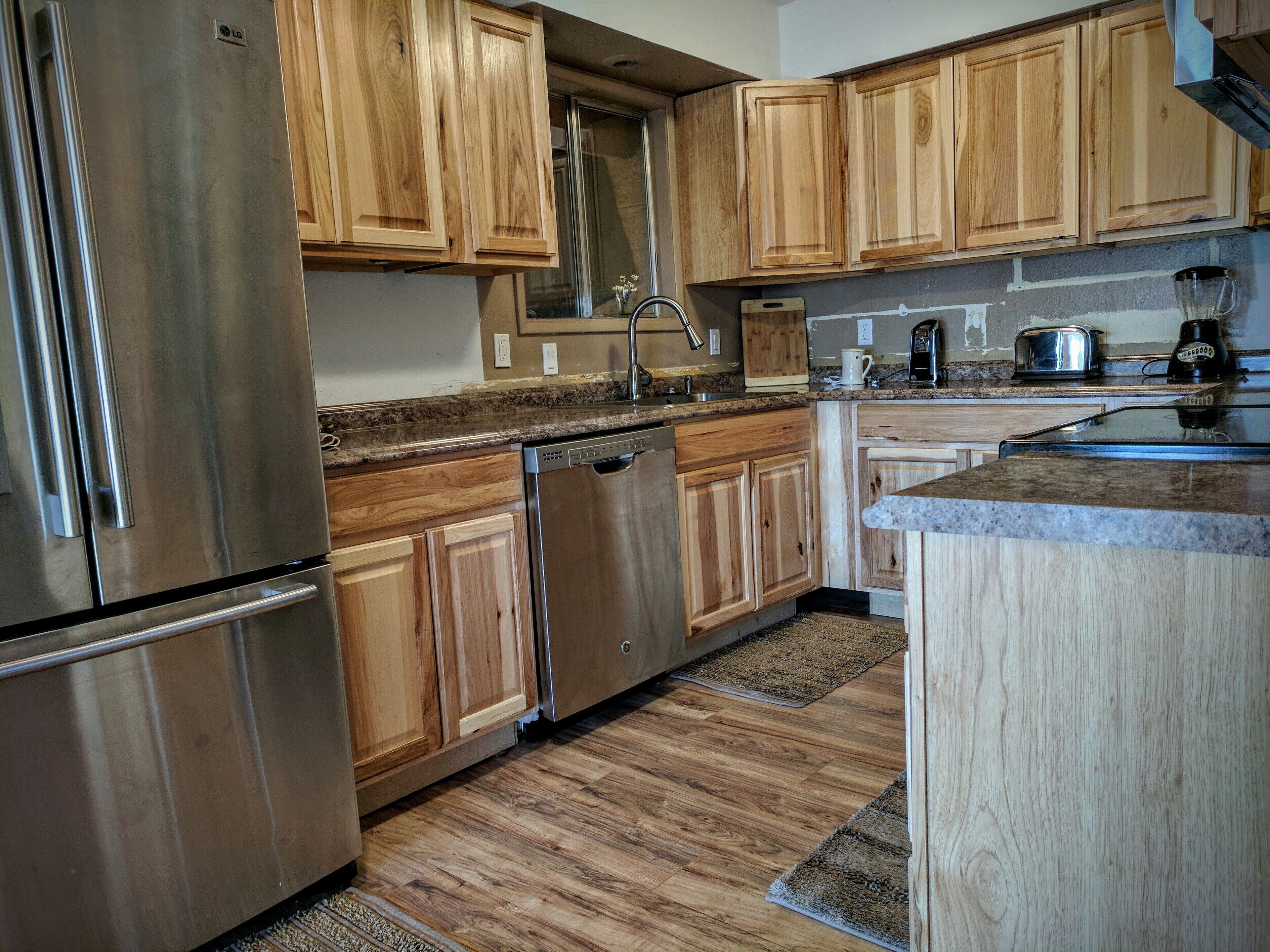 冷蔵庫、電子レンジ、オーブン、コンロ