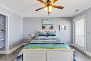 4 bedrooms, iron/ironing board, free WiFi, bed sheets - Spring Break Sale! Just 2 min walk to Beach + Canalfront, Beach Esssentials (Holden Beach)
