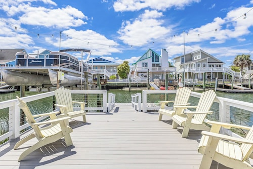 Spring Sales! Canalside Retreat w/ 2 min walk to Beach+Beach Essentials