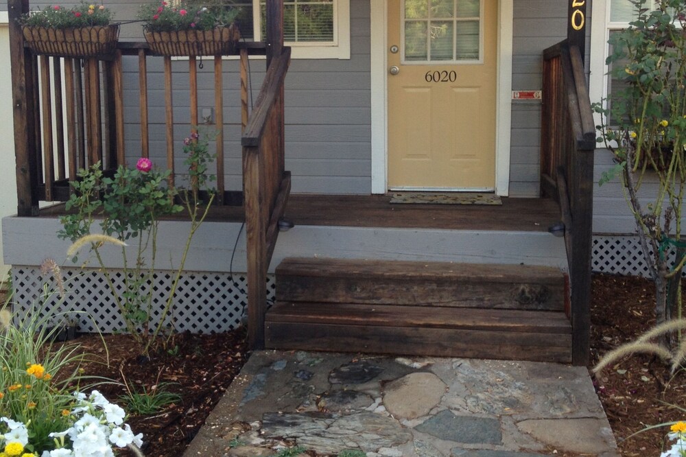 Foresthill Getaway is located in town and close to many wedding sites.