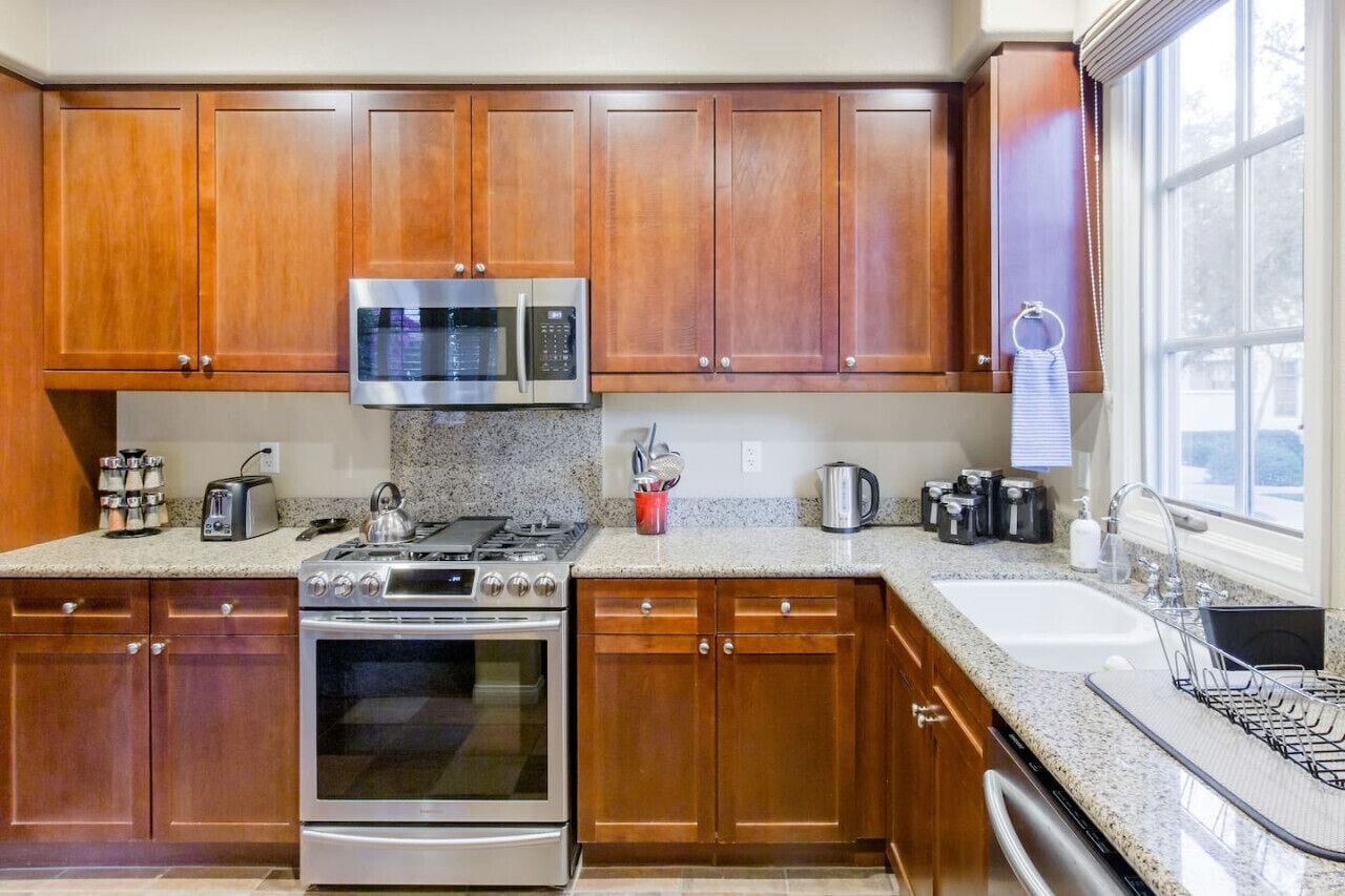 Coffee/tea maker, fridge, microwave, oven