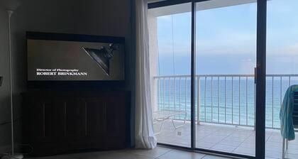 Spectacular View on the beach! Summit Condo 2 pools 3 Hot Tubs Gym Balcony!