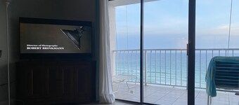 Spectacular View on the beach! Summit Condo 2 pools 3 Hot Tubs Gym Balcony!