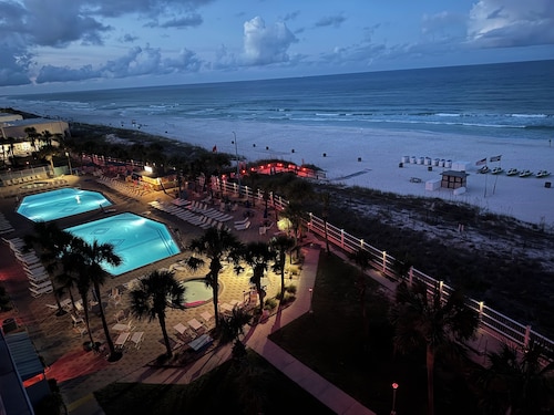 On the beach 2 pools 3 hot tubs Balcony!  January month 1499 February month 1499