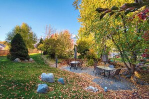 Outdoor dining - Mt. Joseph Lodge in Downtown Joseph: Unit #4 (Joseph)