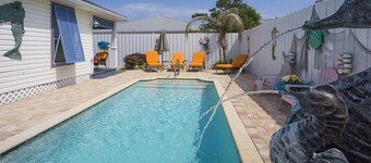 Private Pool, Small pets welcome, walk to beach, bikes and golf cart included