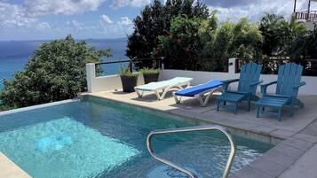 Alberca al aire libre y alberca infinita