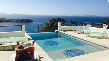 Alberca al aire libre y alberca infinita