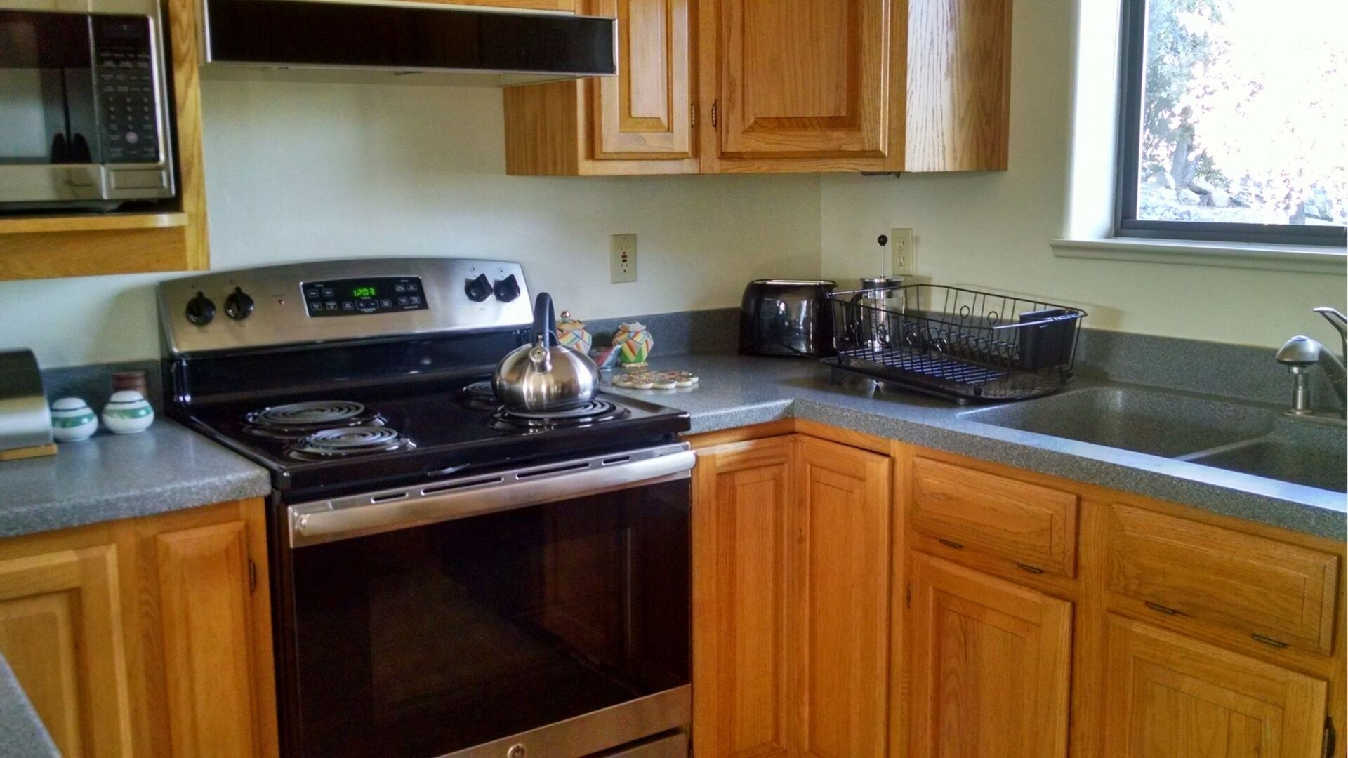  Panoramic views; perfect location; quiet; newly decorated; gorgeous patio