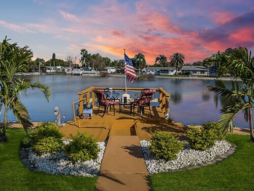 Luxurious Waterfront Holiday Home with Fully Encompassing Lakeview 