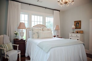 3 bedrooms, desk, iron/ironing board, travel crib