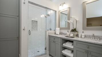 Ensemble douche/baignoire, sèche-cheveux, serviettes fournies, savon
