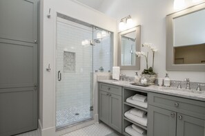 Ensemble douche/baignoire, sèche-cheveux, serviettes fournies, savon
