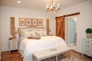 3 bedrooms, desk, iron/ironing board, travel crib