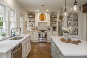 雪櫃、微波爐、焗爐、爐具