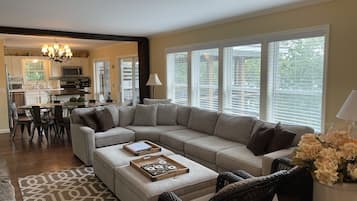 Televisie, een open haard, een dvd-speler en een tafeltennistafel